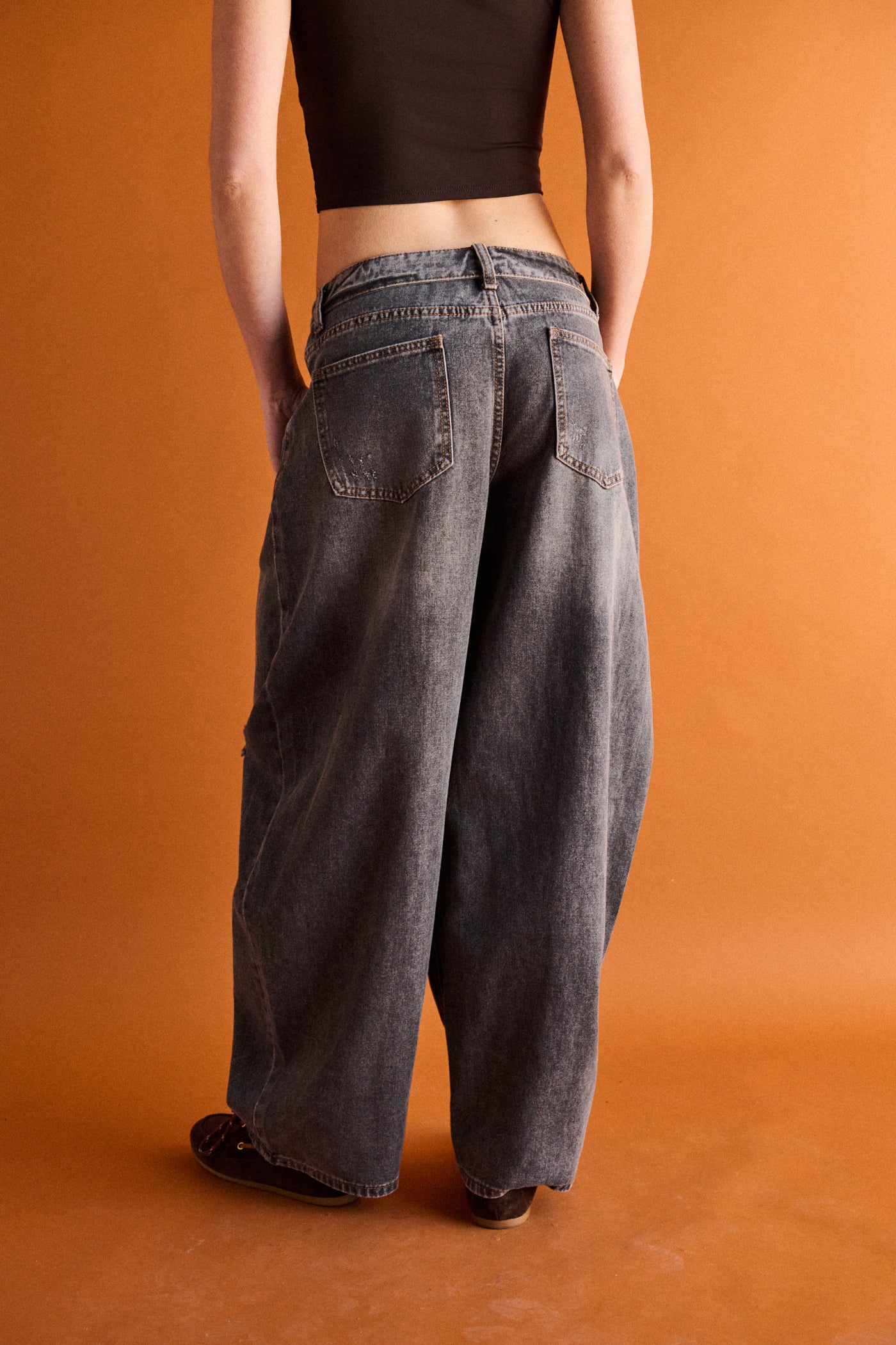 Jeans barrel con cintura risvoltata - DENIM NERO